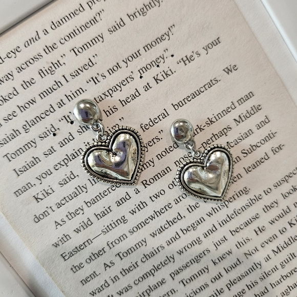 Chic Silver Heart Dangle Earrings - Picture 2 of 6